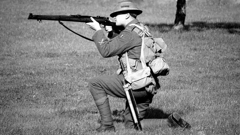 photo en noir et blanc d'un soldat