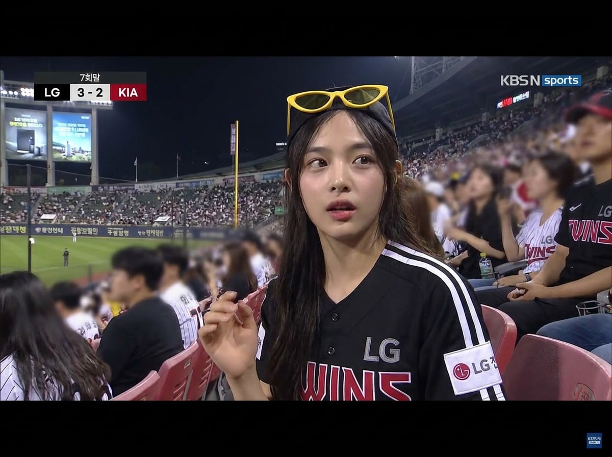 AI baseball live broadcast crowd close-up screenshot