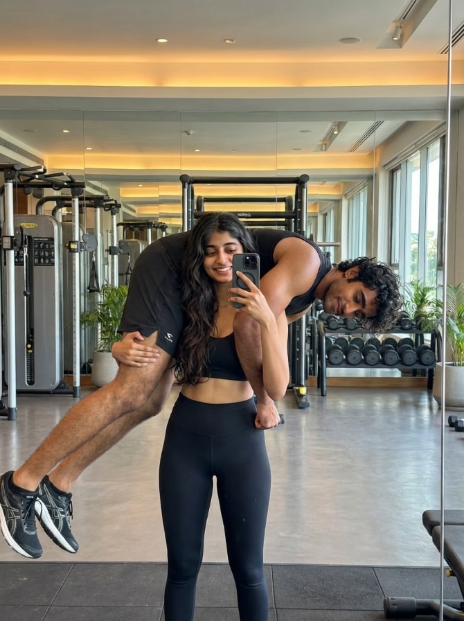 couple mirror selfie pose