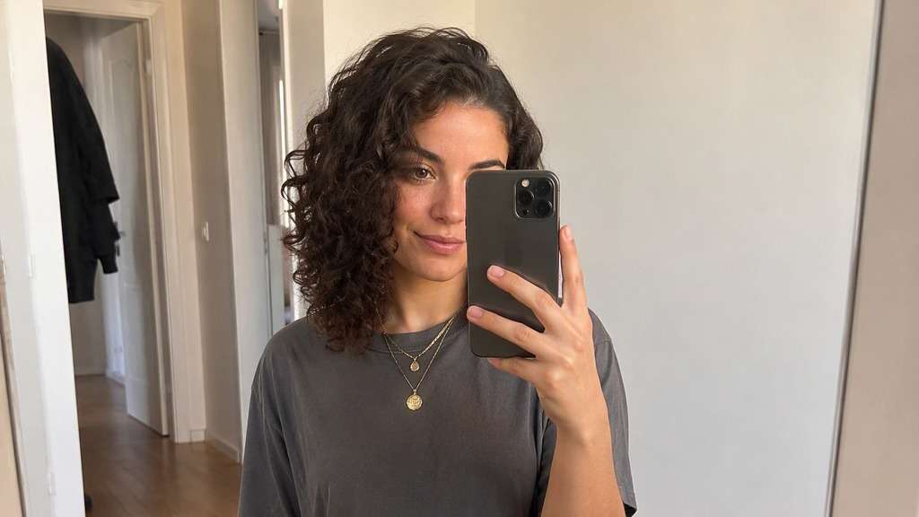 Curly Side Part hairstyle