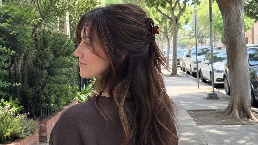 Claw Clip Half Up hairstyle