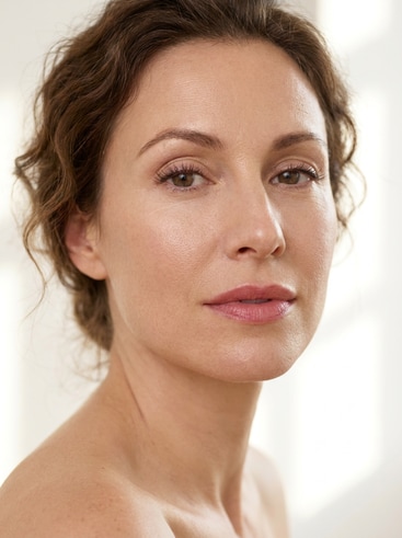 AI natural makeup model with soft tones