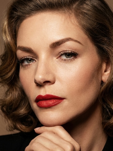 AI vintage makeup model with classic vibe