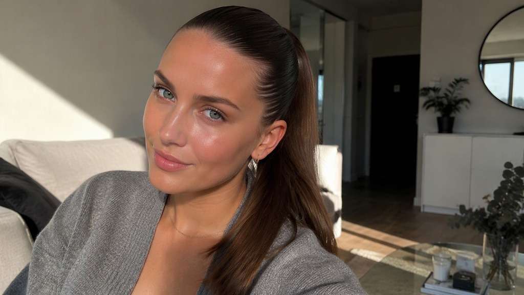 Wet Look Sleek Ponytail hairstyle