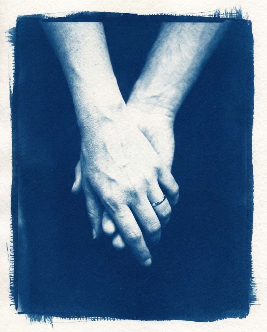 couple handhold closeup photo