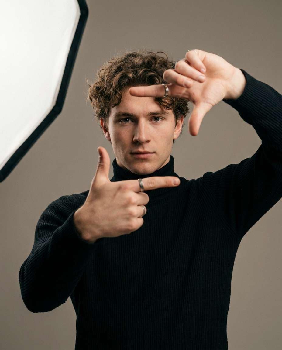 hands frame face photo