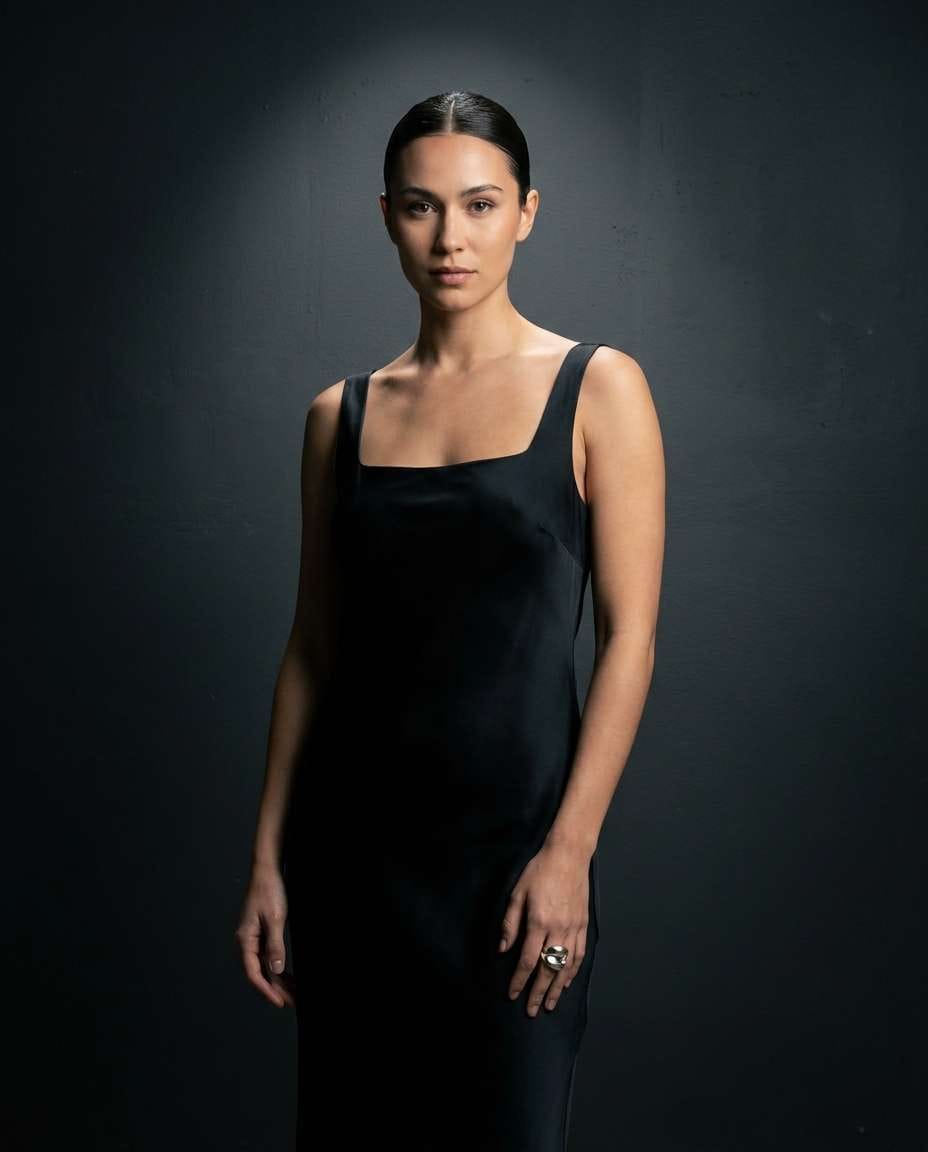 minimal black column photo