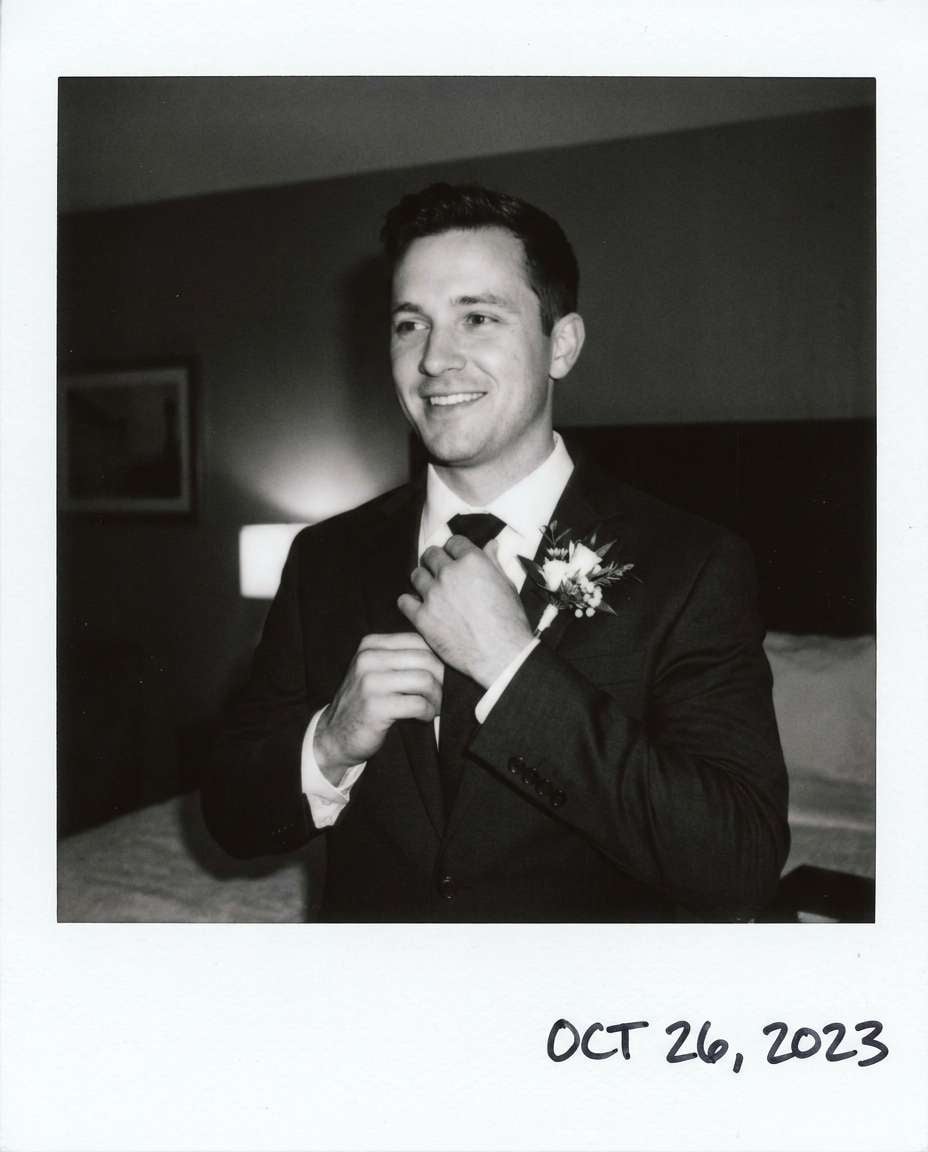 groom tie fix photo