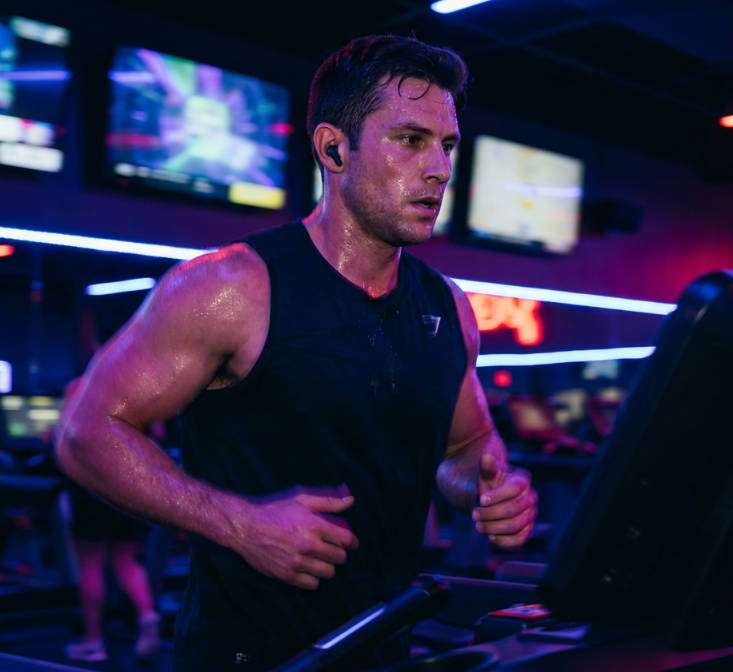 treadmill night run photo