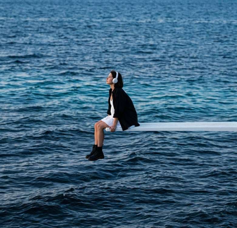 sza headphone woman portrait