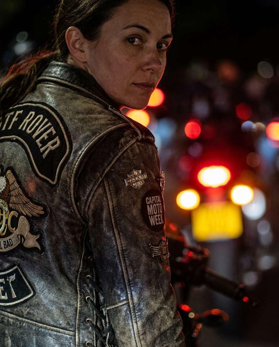 detalhes de patches na jaqueta de motociclista