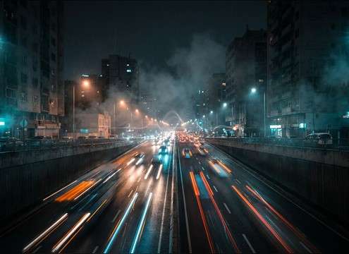 Distant car horn in a city establishing shot