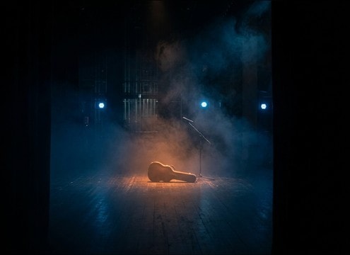 Short sad violin sting used as a stage blackout cue
