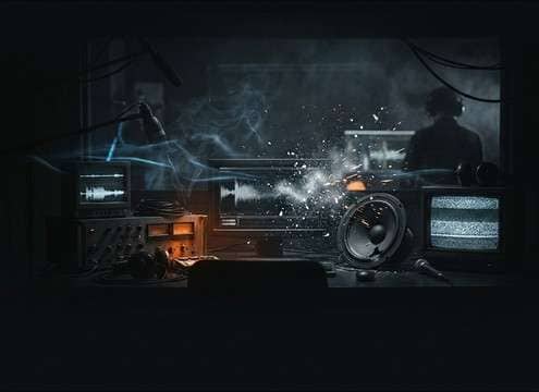 Horror scene using low hiss bed and sudden static spikes